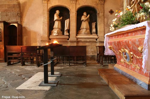 Interieur cathedrale Saint Leonce à Frejus