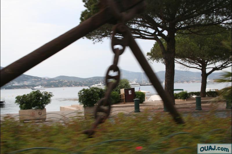 Anneaux d'une chaine d'un ancre sur la route de Saint Tropez