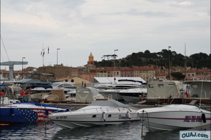 Vedette rapide amarees dans le port de Saint Tropez