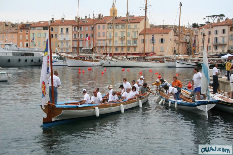 Saint Tropez Bravade gens s'accroche a un second bateau