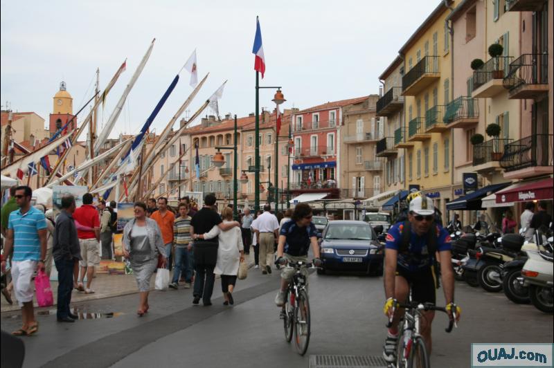 Port de Saint Tropez, bateaux, jonques, vélo sur la route