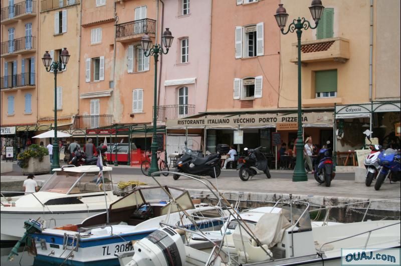 Bateaux dans le port facade d'immeubles de Saint Tropez