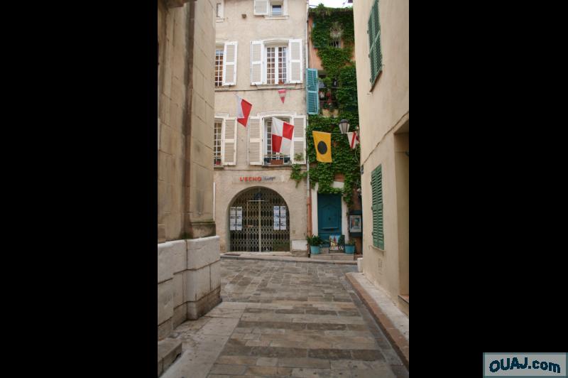 Ruelle de Saint Tropez avec drapeaux supendus