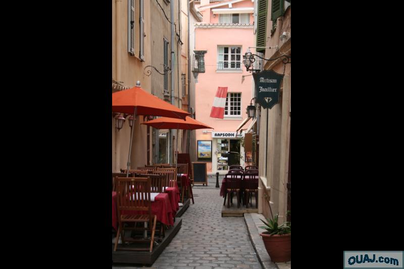 Ruelle avec terrasse de restaurant, artisan joallier, magasin de disques Saint Tropez