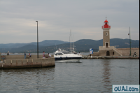 Phare port de Saint Tropez entree d'un bateau 1