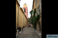 Rue pavee parralele  l'eglise de Saint Tropez - Le clocher 