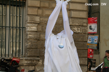 Jeune femme fesant de la danse comtemporaine habillée en blanc de la tête aux pieds