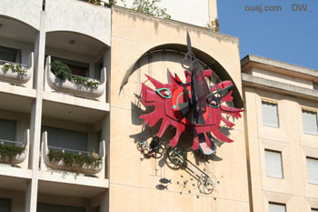 Sculture moderne en forme de cadran solaire sur la facade d'un immeuble dans le centre historique d'Avignon