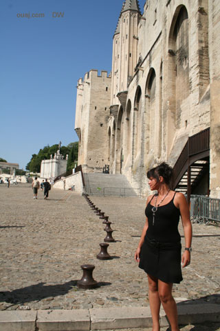 Vanessa modele photo face au palais des papes a Avignon