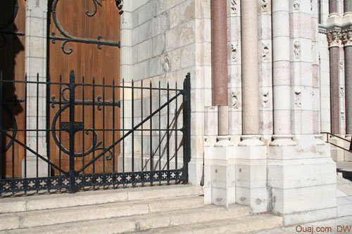 Pause photo devant la porte de la cathedrale de Gap