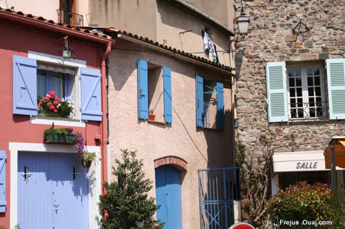 Facade coloree de maisons à Frejus