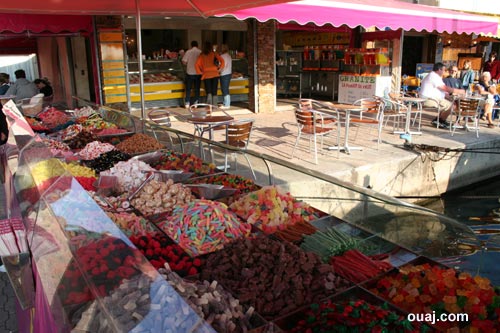 Etalage de bonbon sur le port du Lavandou