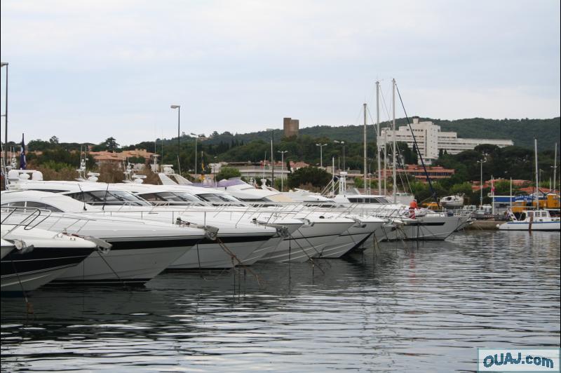 Bateau yacht coques blanches dans le port de Saint Tropez