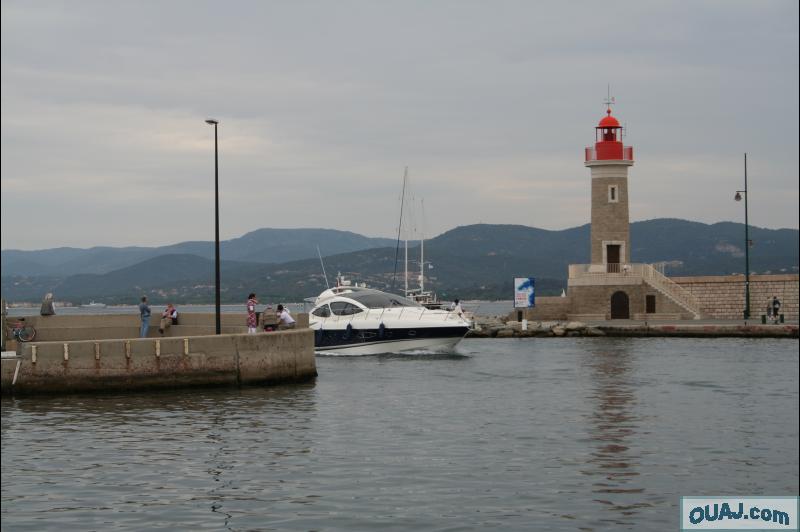 Phare port de Saint Tropez entree d'un bateau 1