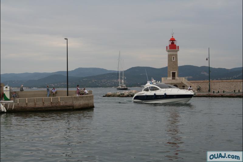 Entree d'un bateau 2 dans le port de Saint Tropez