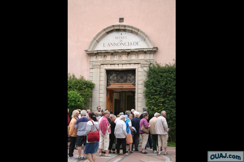 Groupe de touristes devant le musée de l'annonciade