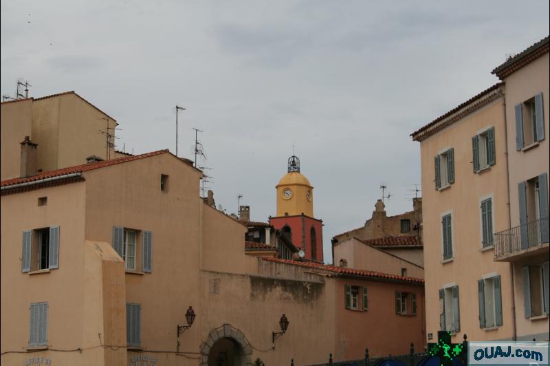 Clocher jaune eglise de Saint Tropez