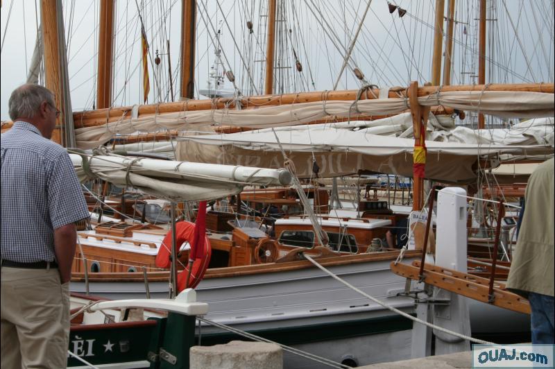 Beaux bateaux en bois sur le port de Saint Tropez