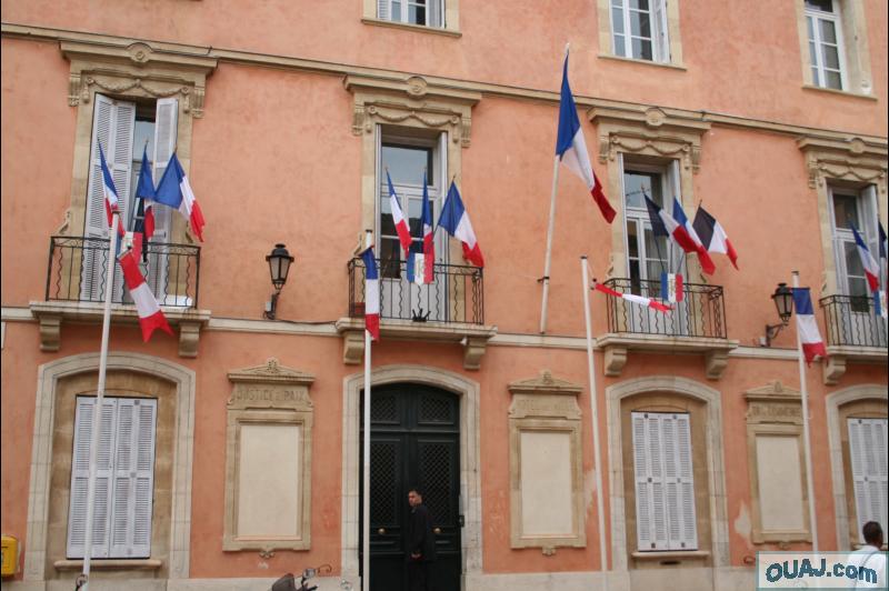 Facade avec drapeux de la mairie de Saint Tropez