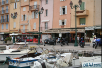 Bateaux dans le port facade d'immeubles de Saint Tropez