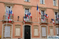 Facade avec drapeux de la mairie de Saint Tropez