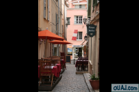 Ruelle avec terrasse de restaurant, artisan joallier, magasin de disques Saint Tropez