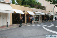 Boutiques de luxe pres de la place du marché à Saint Tropez