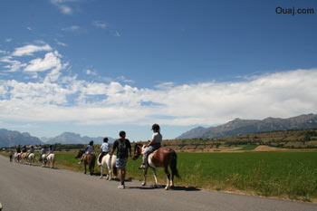 Enfants fesant une randonnée à poney à Ancelle dans les Hautes Alpes