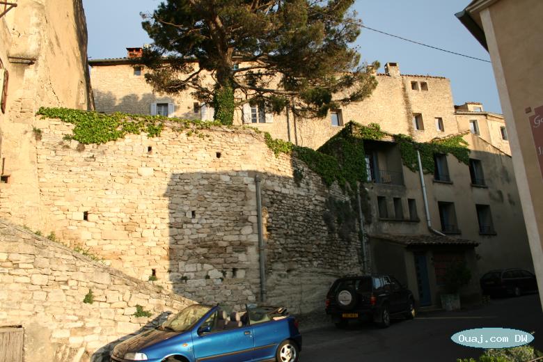 Mur ancien en pierre du pays centre ville
