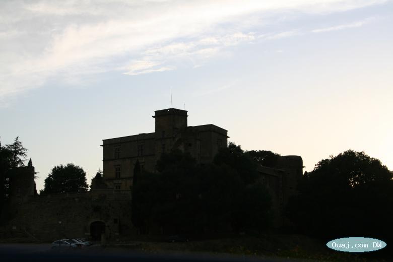 Chateau de Lourmarin en contre jour