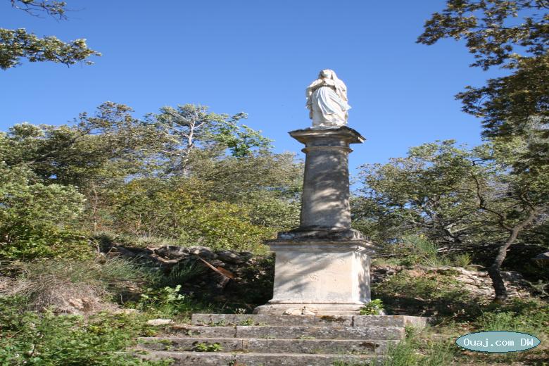 Statue d'une vierge sur les hauteurs de Mirabeau